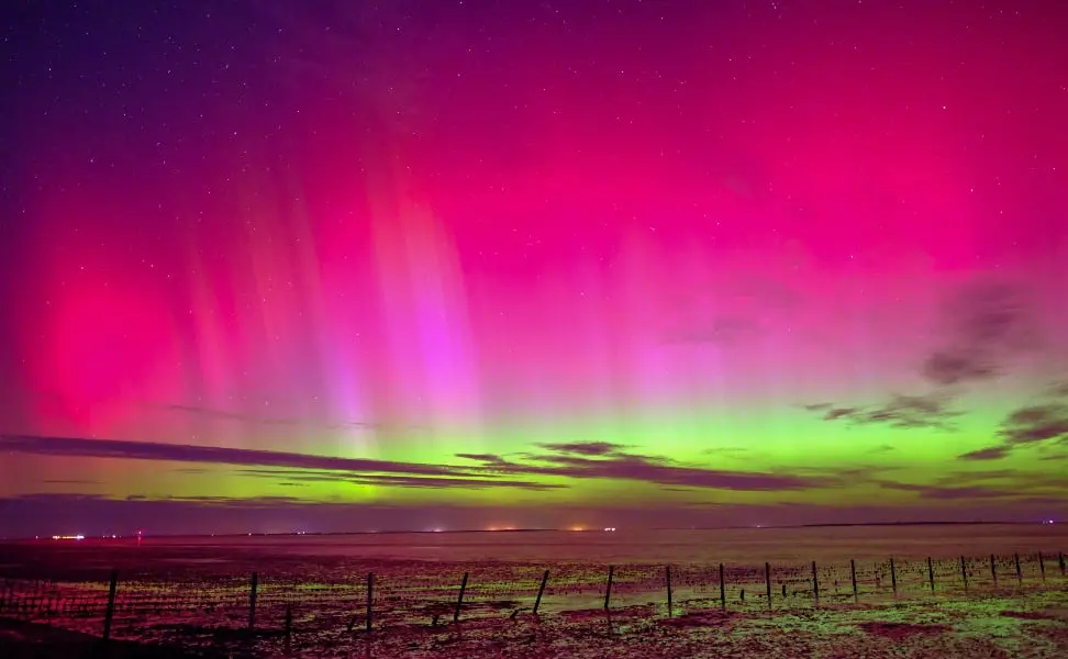 Поларна светлина на небото над северна Белгија и Холандија 