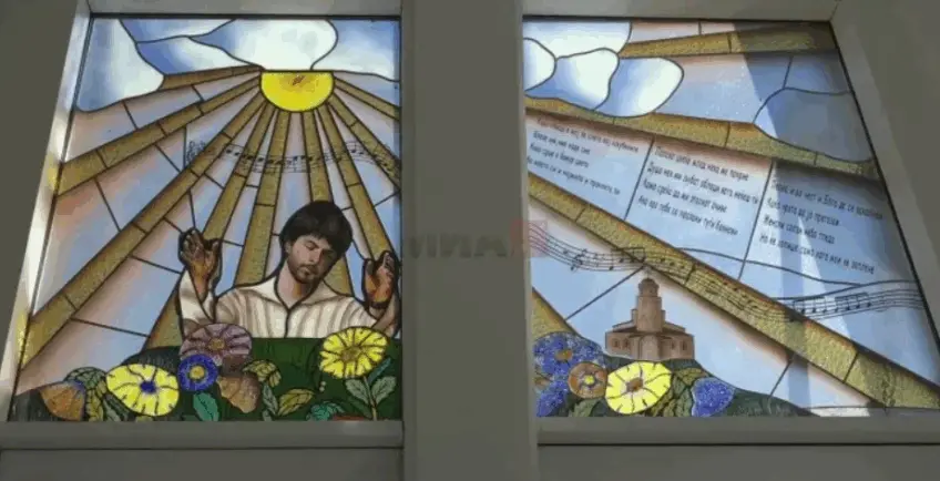 Сонот за Тоше оживеа во импресивен витраж на Гумење во Крушево