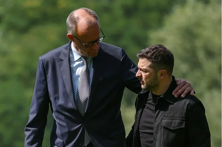 📽️ МЛАДИТЕ УКРАИНЦИ ДА ОДАТ ВО ВОЈНА, А НЕ ВО ГЕРМАНИЈА Мерц го повика Зеленски да ги задржи во Украина каде што се потребни