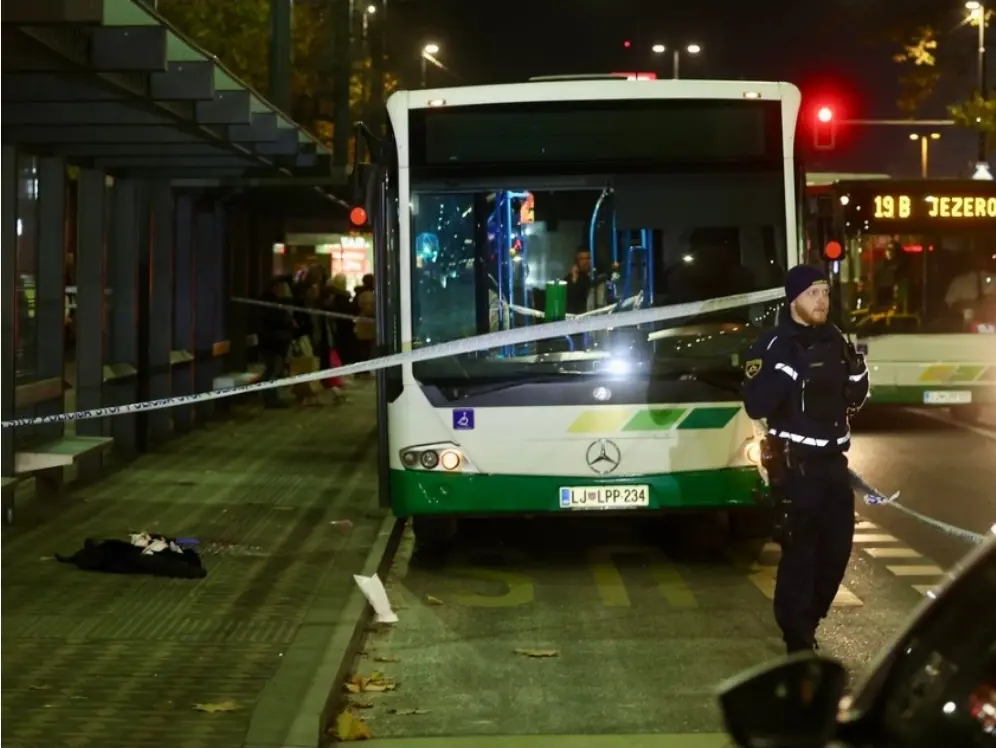 Возач на автобус избоден, полицијата го бара сторителот: тежок напад во Љубљана