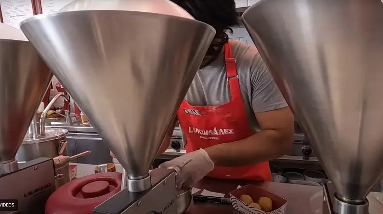 Ѝ СЕ ЗАПЛЕТКАЛА КОСАТА ВО МИКСЕР ЗА ТЕСТО Бизарна трагедија во грчка пекара 