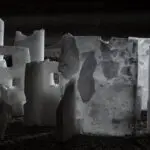 „Стопен град“ ја претвора уметноста во лабораторија на топлината и кревкоста