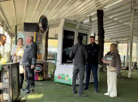 (ФОТО) Митески: Се отстранува објект на тревникот до „Капитол Мол“ – просторот ќе им биде вратен на граѓаните