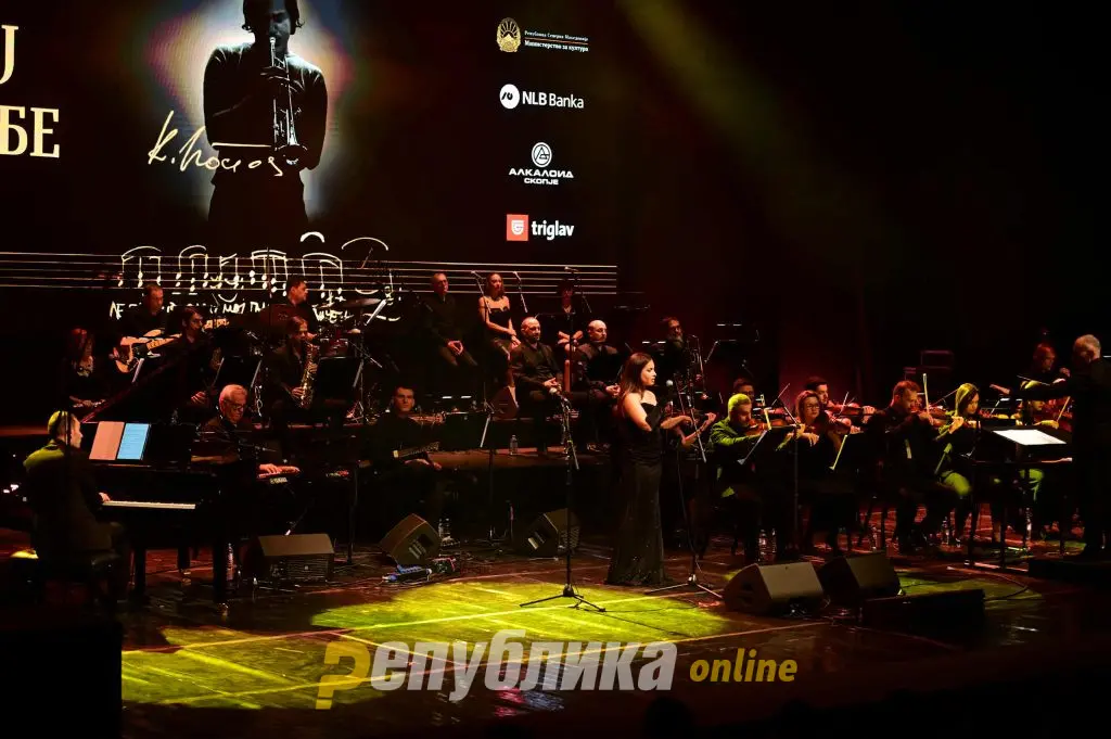 Јапонската пејачка Кономи на македонски јазик на вечерашниот концерт во чест на Кире Костов ја отпеа „Кога те нема“ и ја крена на нозе публиката