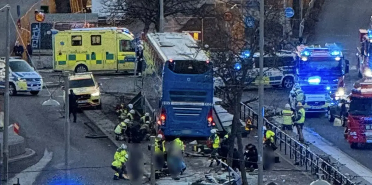 Автобус се заби во станица во Стокхолм, има мртви