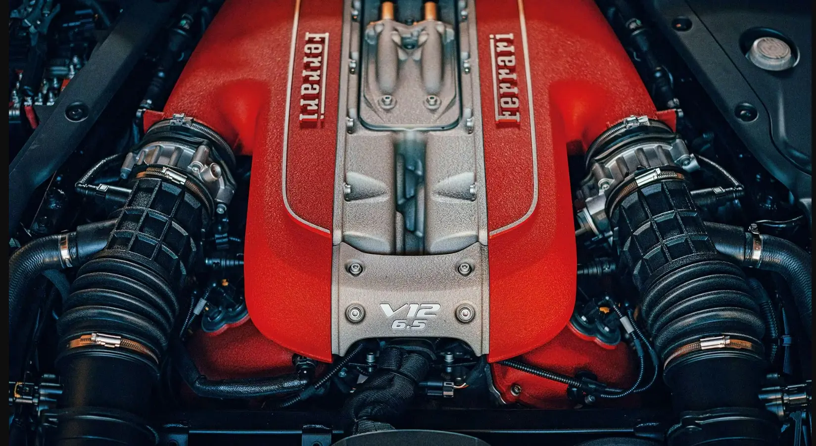 Ferrari верува дека бензинските мотори сè уште имаат врв – V6, V8 и V12 oостануваат во понудата, еве ги деталите!