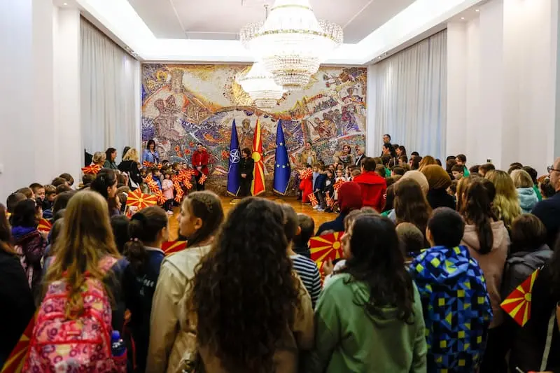 Церемонија на свечено менување на државното знаме во Кабинетот на Сиљановска-Давкова