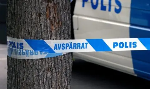 Неколкумина загинати откако автобус удри во постојка во Стокхолм