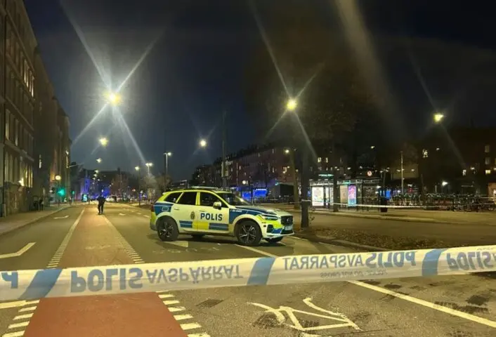 Тешка несреќа во Стокхолм: Автобус се забил во стојалиште, има загинати