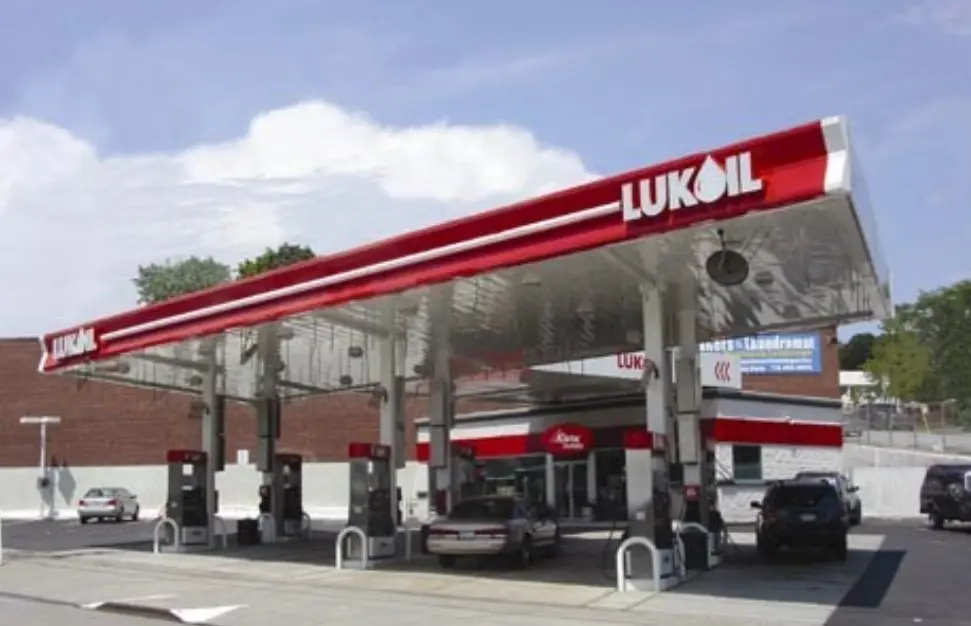 Американски фонд сака да ги купи пумпите на „Лукоил“