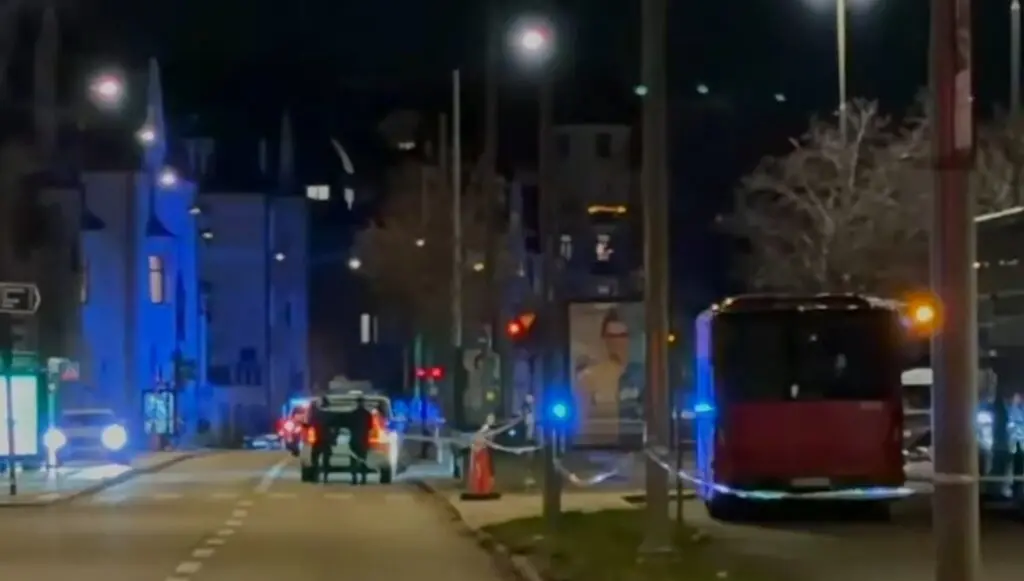 Тројца починати откако автобус удри во станица во Стокхолм