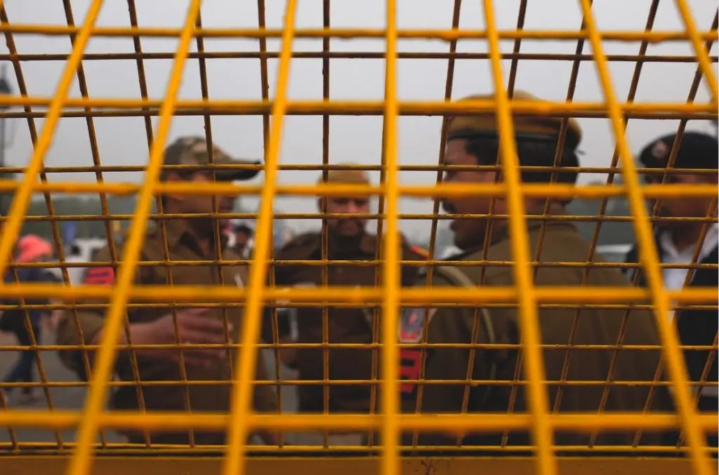 Деветмина загинаа а 32 лица се ранети во експлозија во полициска станица во Индија