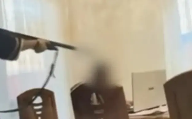 (Видео) Девојче му впери пушка во главата на 11-годишниот брат