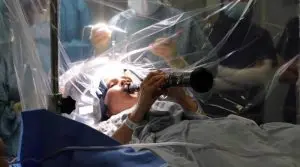 (ВИДЕО) Пациентка свиреше кларинет за време на операција на мозокот и им покажа на хирурзите дека се на вистински пат