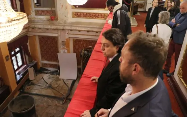 МНТ ЌЕ СЛАВИ 80 ГОДИНИ НА 29 ДЕКЕМВРИ, СЕ САНИРА БАЛКОНОТ ОД КАДЕ ПРОТЕКУВА ВО ФОЈАЕТО