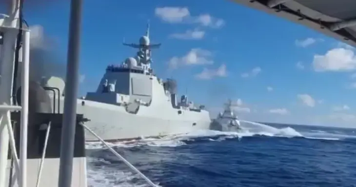 Пекинг ги ескалира тензиите со Токио: Кинески воени бродови навлегоа во јапонските води