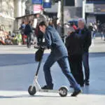 Две малолетнички тешко повредени, паднале од електричен тротинет