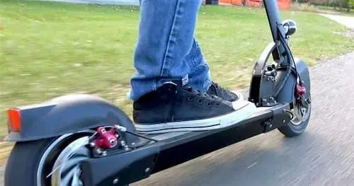 Две малолетнички тешко повредени, паднале од електричен тротинет