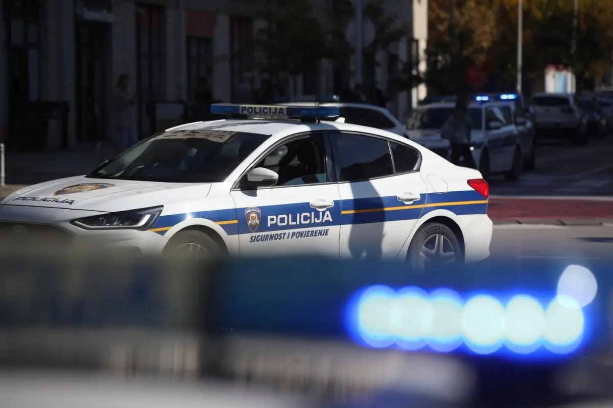 Список со имиња и насловот „ Да се ПРОБОДАТ“ беше пронајден во училишен двор во источна Хрватска.