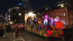 Костими, оркестри, музика, танци… – парада за Ноќ на вештерките во Њујорк