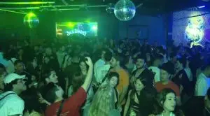 Тематски ѕидови, диџеј сетови, заедничко слушање на новиот албум – забава на фановите на Тејлор Свифт