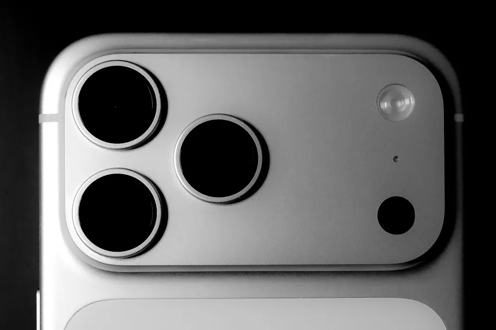 Apple развива 100MP сензор со LOFIC технологија: iPhone ќе се доближи до професионалните камери