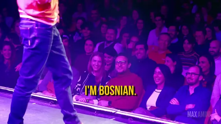 Познатиот комичар случајно го прозва Енис Бешлагиќ во публиката, видеото сега е вирално