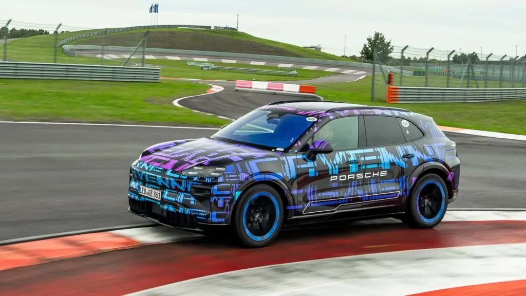 Porsche Cayenne Electric ќе дебитира на 19 ноември со над 1.000 КС и досег од 600 км