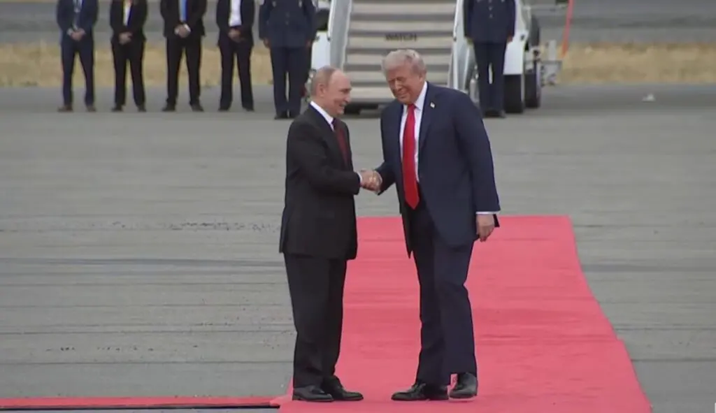 Трамп: Имав одличен разговор со Путин, а тој пак руши згради во Киев