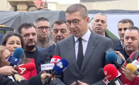 Мицкоски со добри вести: 55.000 студенти ќе добијат по 15.300 денари за електронски уреди