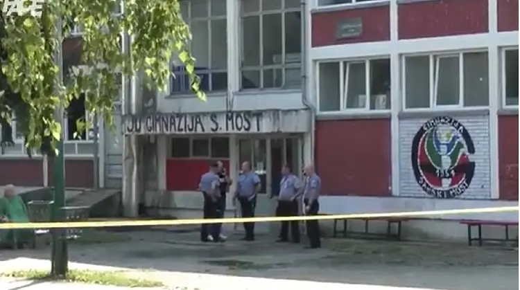 СЕ ЖАЛЕЛ НА МОБИНГ, ГИ УБИЛ ДИРЕКТОРОТ, СЕКРЕТАРКАТА И ЕДНА ПРОФЕСОРКА Домар од гимназија во Сански Мост осуден на 42 години затвор