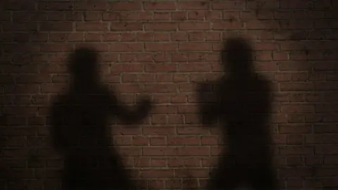 Две жени истепале маж кој им работел во дворот