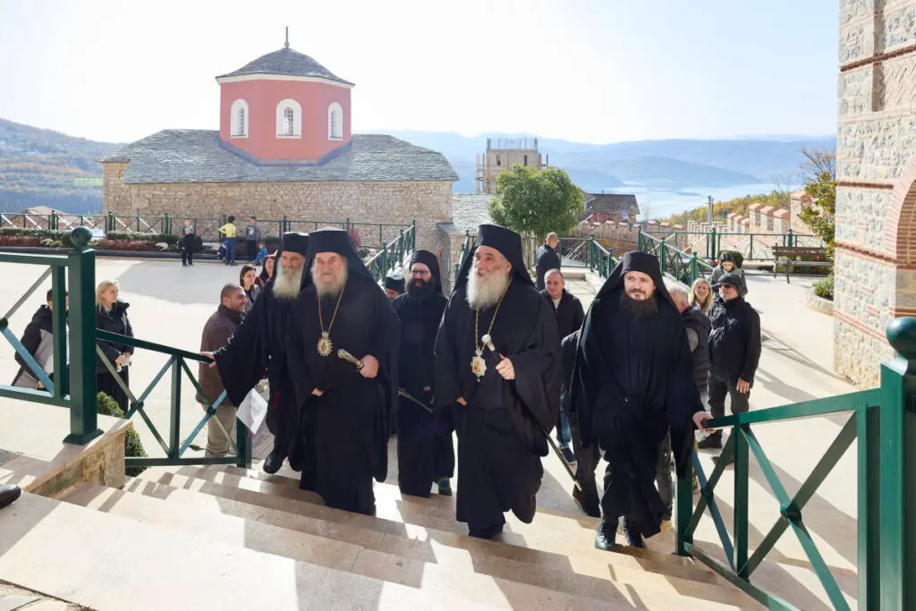 (ФОТО) Празничната убавина во чест на Христовиот војвода во славниот манастир на свети Георгиј во Рајчица