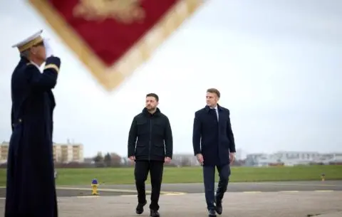 Макрон до Зеленски: Се надевам дека мирот во Украина ќе биде постигнат пред 2027