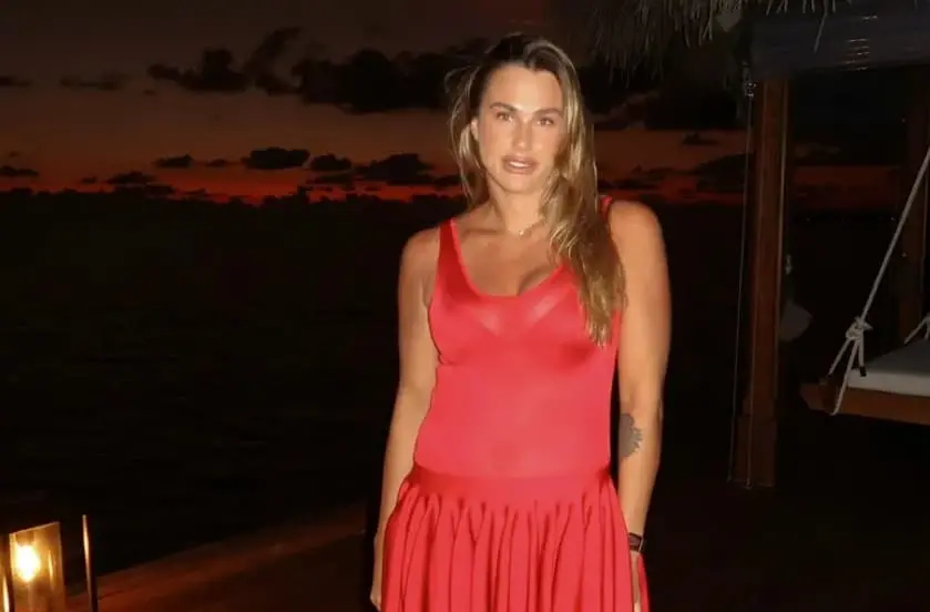 Сабаленка плива со ајкули, сите зборуваат за тангата (ВИДЕО)