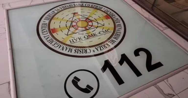 ДВА АВИОНА КРУЖАТ НАД СКОПЈЕ, НЕ МОЖАТ ДА СЛЕТААТ ПОРАДИ СИЛЕН ВЕТЕР Други два авиона се пренасочени кон Пиштина