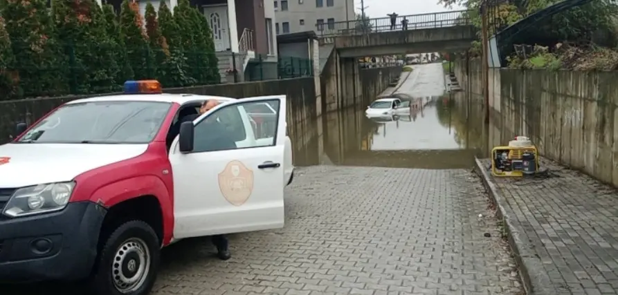 Поплавени подвозниците во Тетово, атмосферските и фекалните води не се апсорбираат