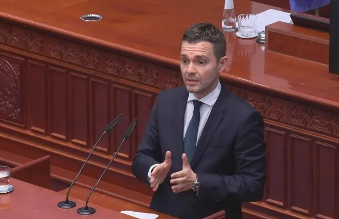 Не сме пуштиле ниту учебник ниту документ на амин во Софија – му одговори Муцунски на пратеникот Исмаил