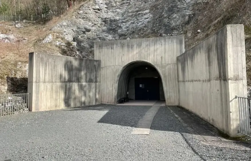 Татко и син предизвикале хаос, додека истражувале тунели под нацистички логор- скапо ќе платат 