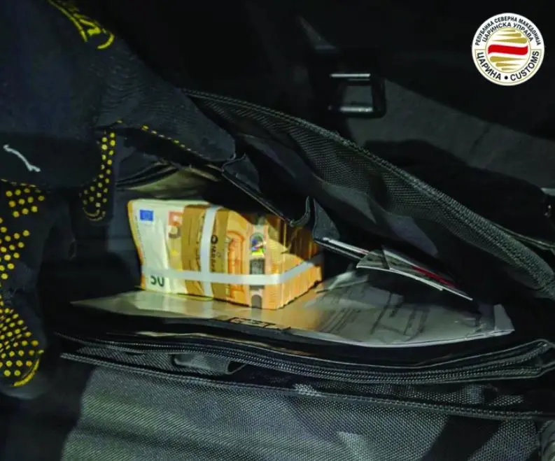 Лажел дека носи помалку од 1.000 евра во себе, а во кола криел 94.000 евра