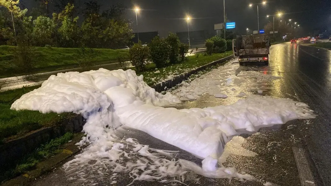 Истече хемиска пена на булеварот „Александар Македонски“ во Гази Баба – најавени најстроги казни за фирмата