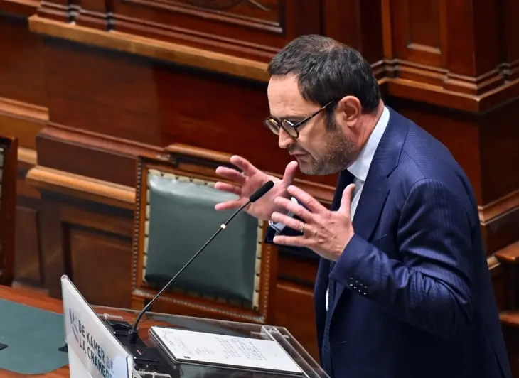 Белгиски пратеник говори веќе 26 часа во обид да блокира усвојување на Предлог-закон