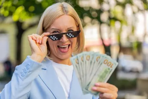 Пет хороскопски знаци ќе добијат паричен прилив кон крајот на ноември 2025 година: Од бонуси и профити, до игри на среќа и наследства