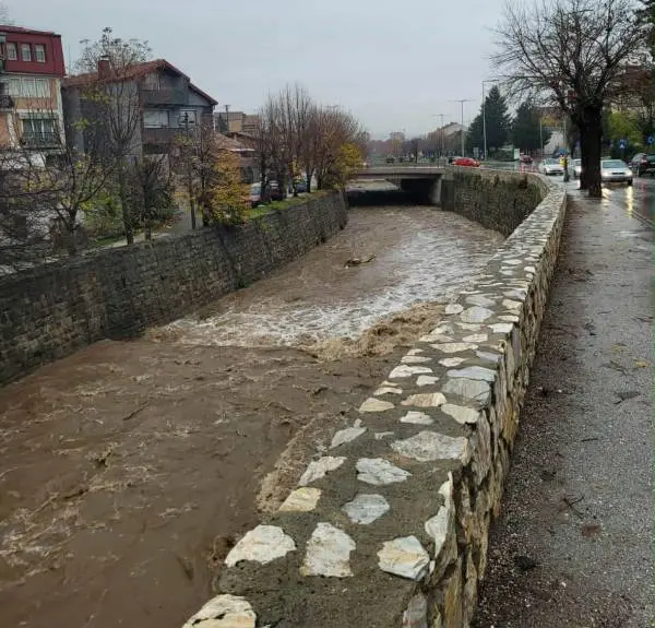 Надојде реката Драгор, во Битола за 24 часа наврнаа 30 литри на метар квадратен