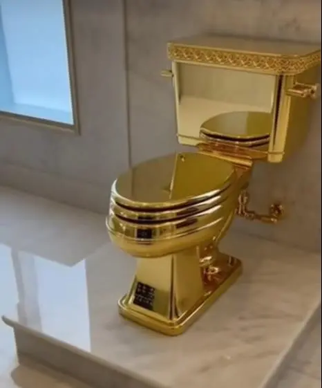 Златната тоалет-школка на Кателан продадена за 12 милиони долари