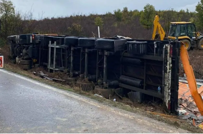 Во сообраќајка на патот Валандово-Дојран загина мигрантка од Кина, седуммина се повредени