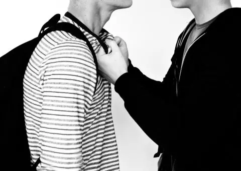 Малолетник доживеал ужас: Двајца врсници го тепале, друг го снимал насилството