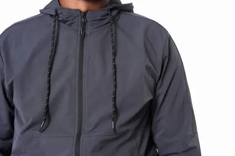 Кога перете зимска јакна, ОВА е клучно: Еве што да ставите во машината за да биде како нова