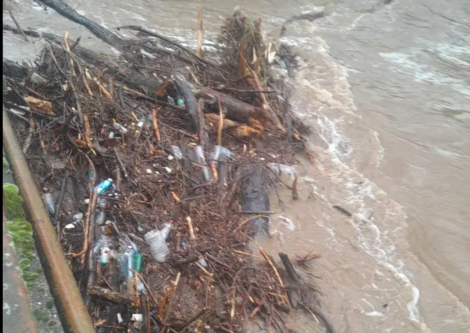 Се поставуваат вреќи песок кај Меморијалниот центар АСНОМ кај Пелинце за заштита од поплава