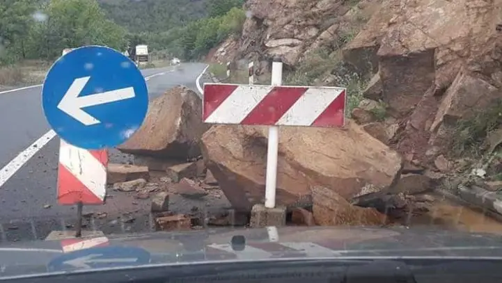 Одрон на патот Маврово-Дебар кај село Врбјани, сообраќајот по една лента